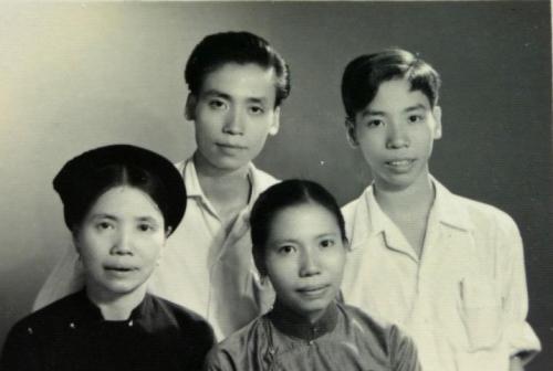 Bà Thế Lữ với 3 người con Nguyễn Thế Tùng, Nguyễn Thị Tâm, Nguyễn Thế Học. Con trai lớn Nguyễn đình Nghi theo bố đi kháng chiến